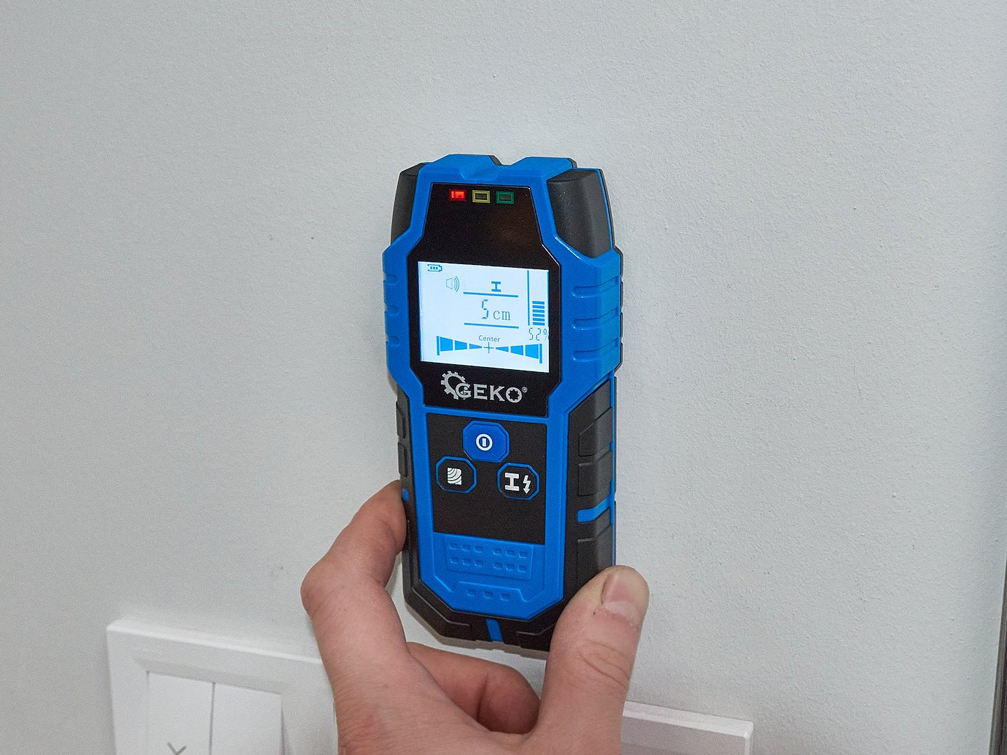 Digitálny detektor elektrických vodičov v stenách GEKO