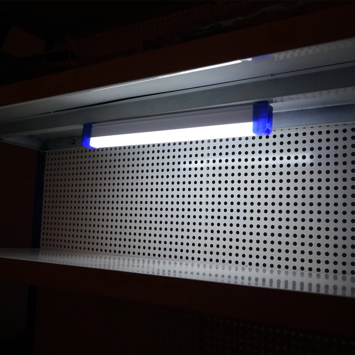 LED dielenská pracovná lampa 60W, 6500K, s magnetickým uchytením a nabíjateľným akumulátorom 3600mAh, 520 × 23 × 38mm, IP21