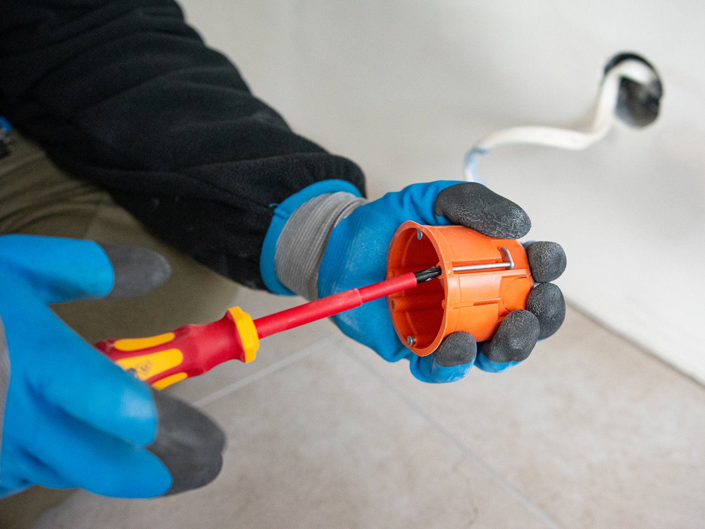 Súprava izolovaných skrutkovačov pre elektrikárov 1000v a digitálny tester napätia 7 kusov GEKO