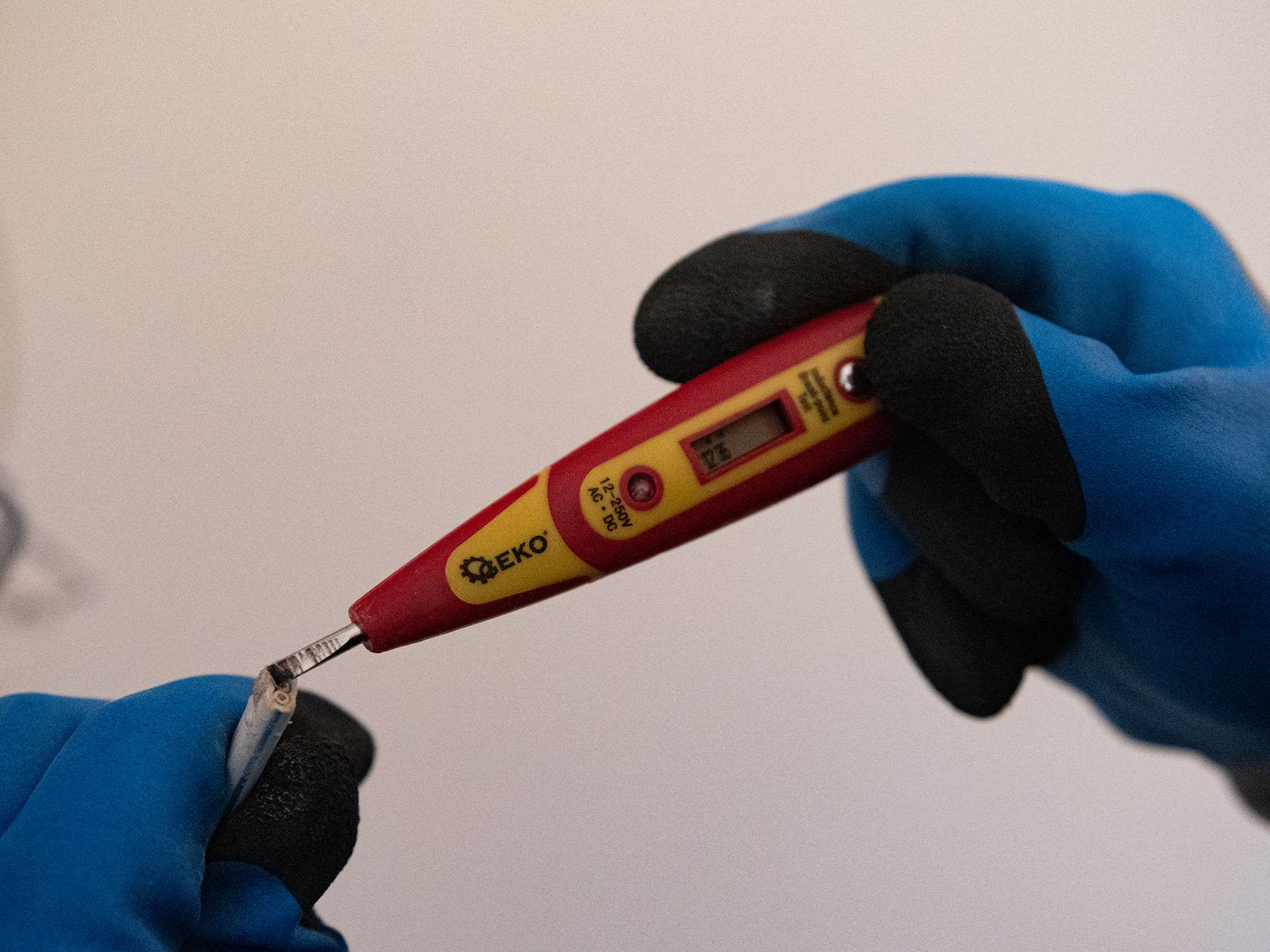 Súprava izolovaných skrutkovačov pre elektrikárov 1000v a digitálny tester napätia 7 kusov GEKO