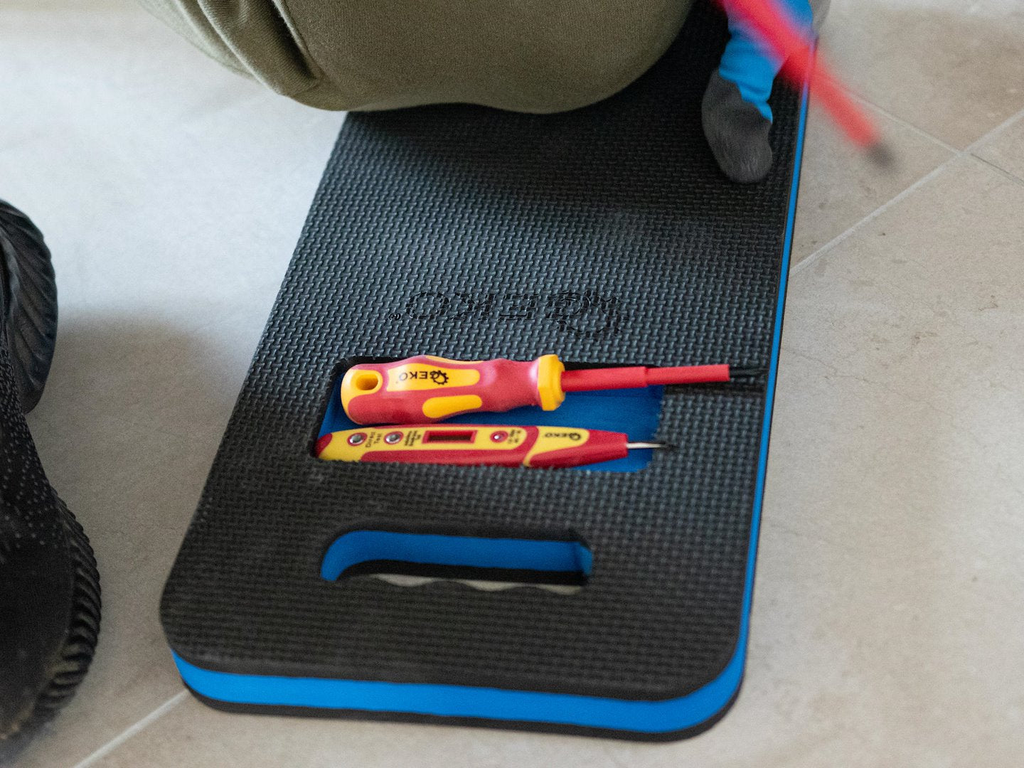 Súprava izolovaných skrutkovačov pre elektrikárov 1000v a digitálny tester napätia 7 kusov GEKO