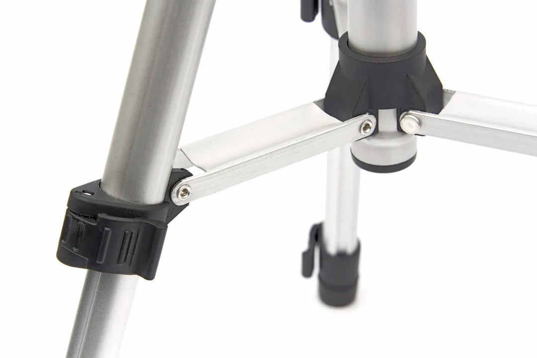 Laserová vodováha krížová so statívom, presnosť ±3 mm/10m, dosah 30m, IP54, ideálna na presné zarovnanie HBM