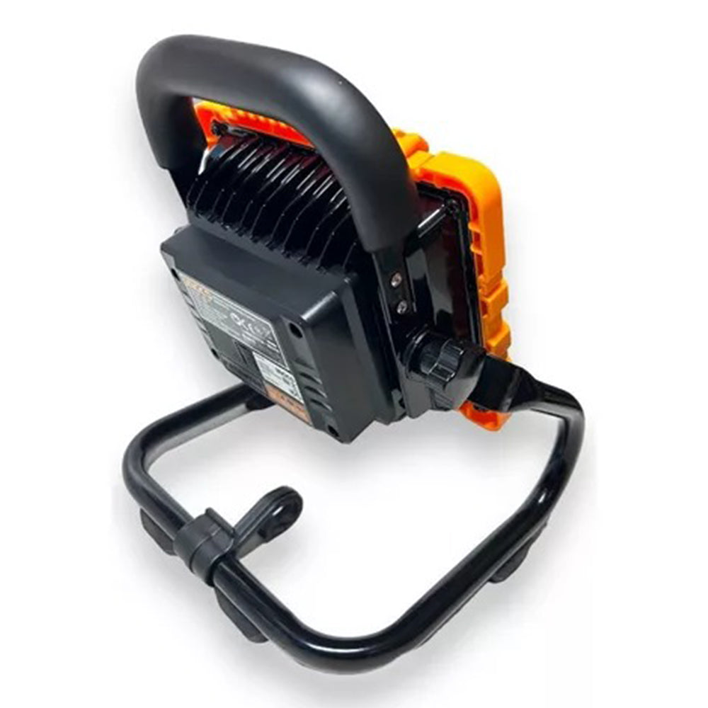 Nabíjateľný LED reflektor 900lm Ingco