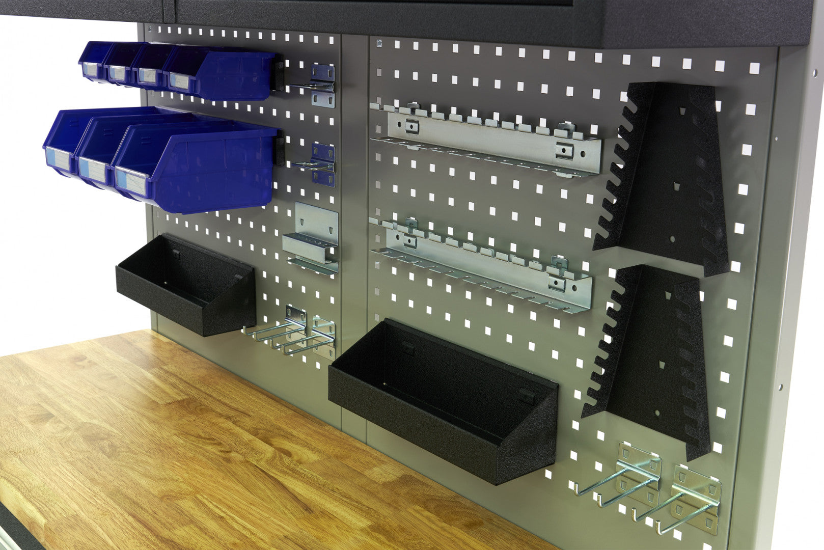 Dielenská skriňa s drevenou doskou a panelom 136cm HBM