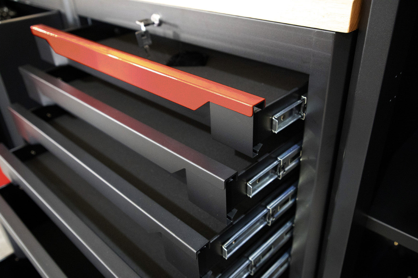 Zostava dielenského nábytku 10 dielov čierno-červená HBM