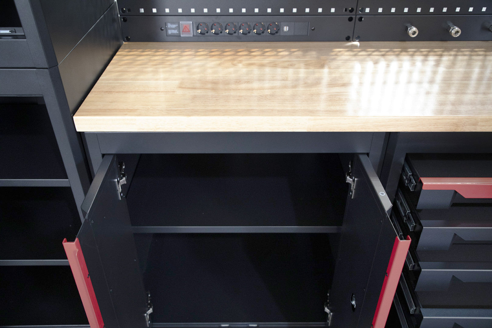 Zostava dielenského nábytku 10 dielov čierno-červená HBM