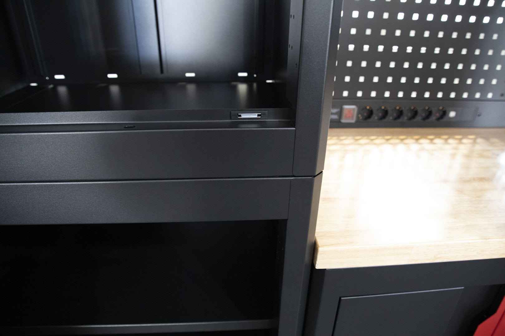 Zostava dielenského nábytku 10 dielov čierno-červená HBM