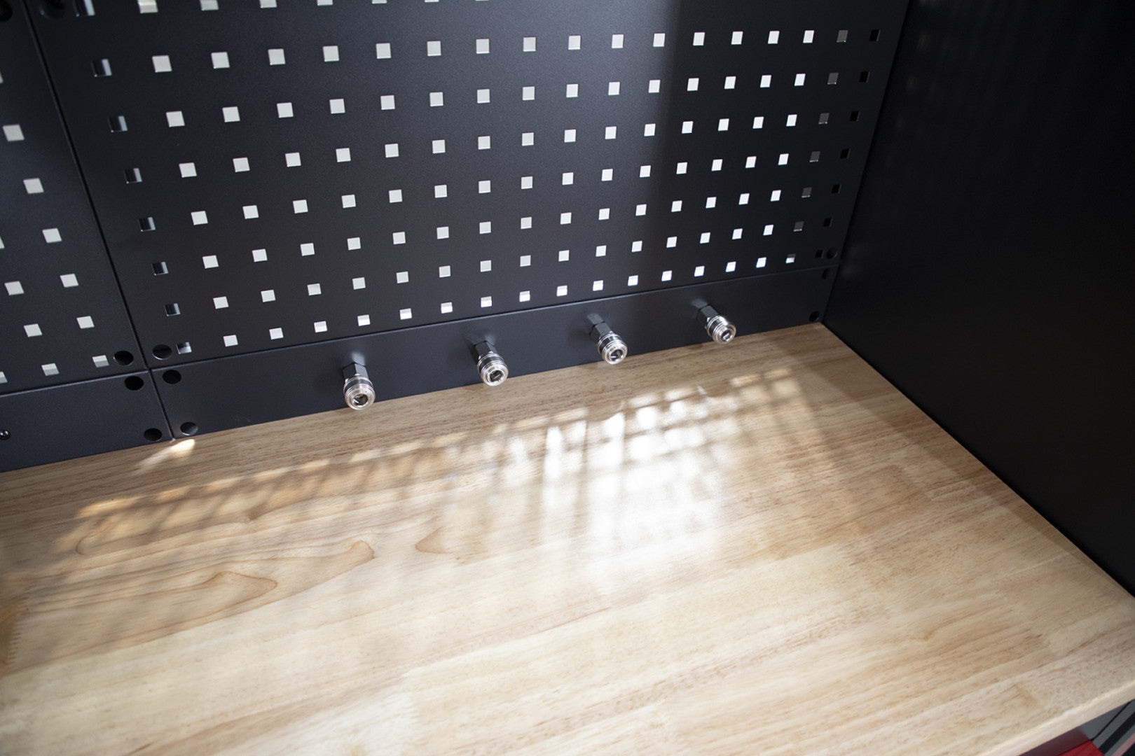 Zostava dielenského nábytku 10 dielov čierno-červená HBM