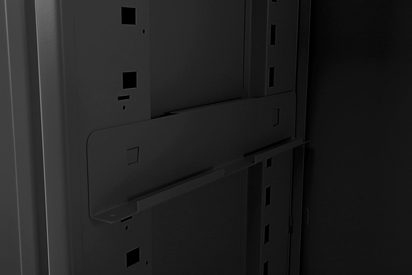 Dielenská skriňa dvojdverová so 4 policami