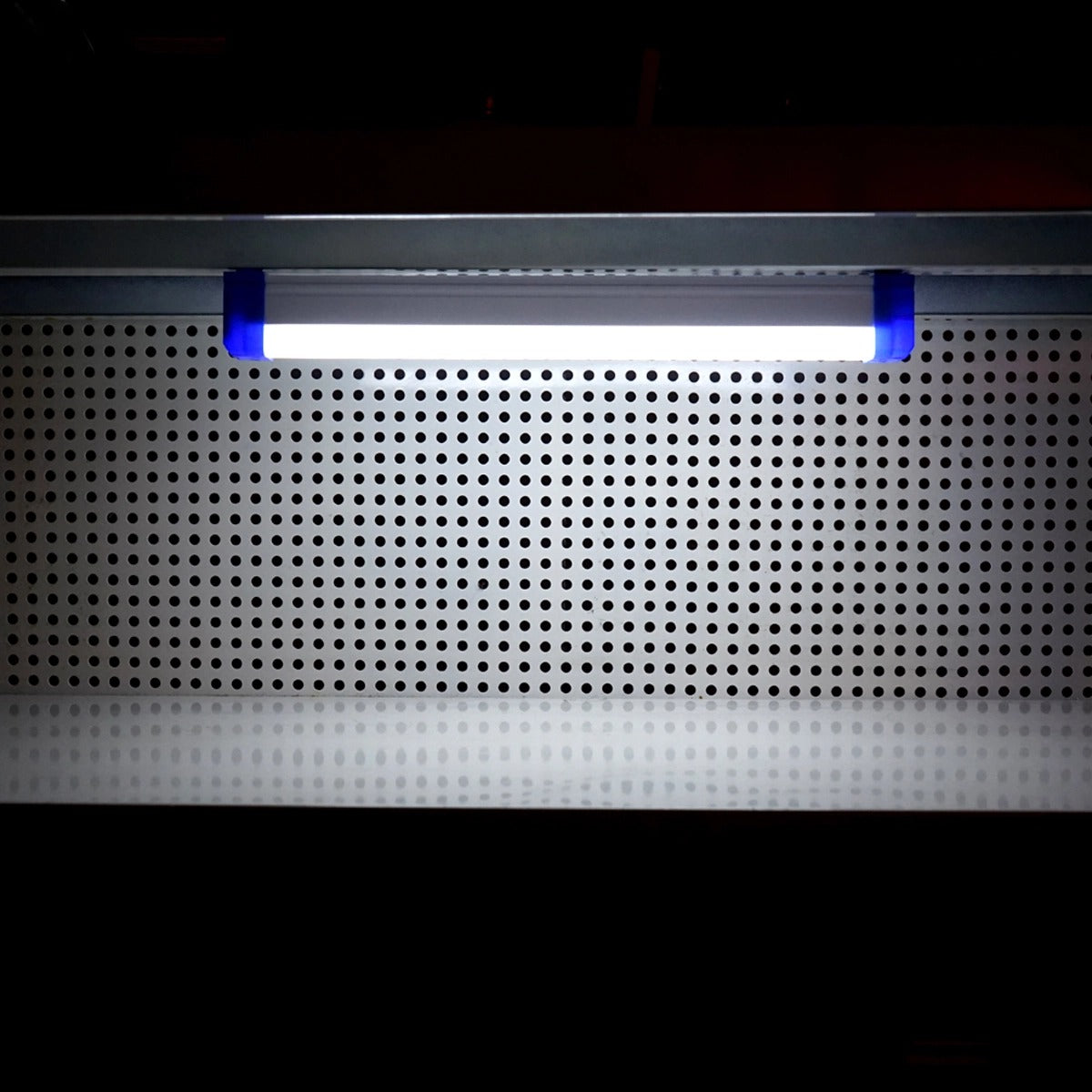 LED dielenská pracovná lampa 60W, 6500K, s magnetickým uchytením a nabíjateľným akumulátorom 3600mAh, 520 × 23 × 38mm, IP21