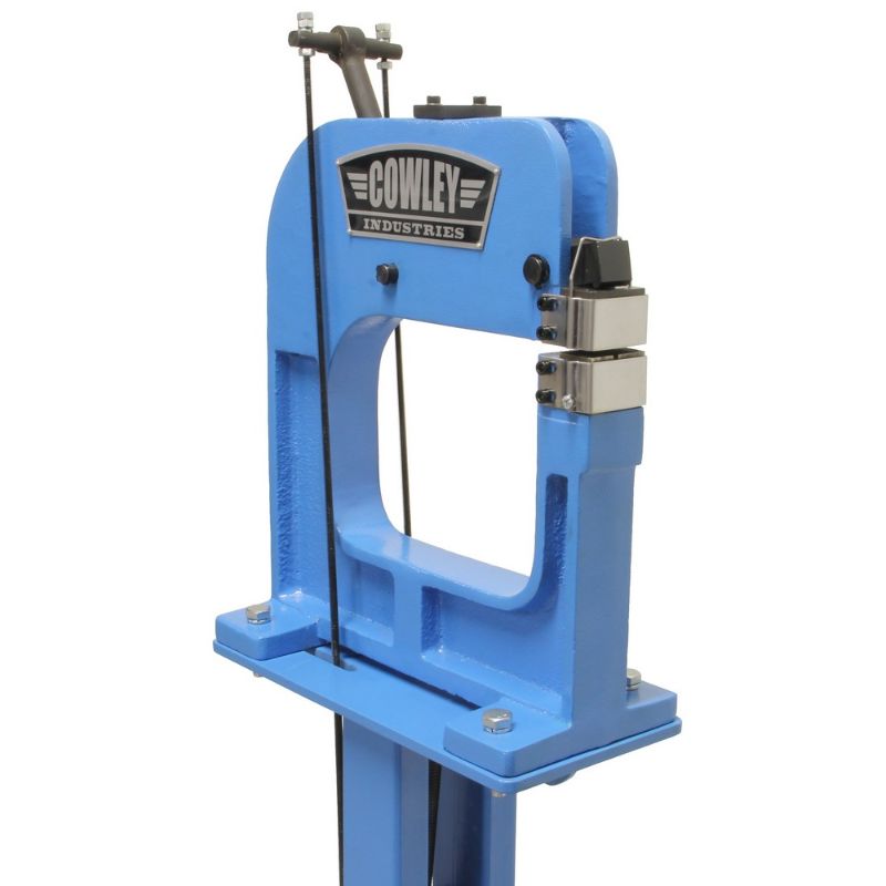 Stroj na spájanie a napínanie kovu so stojanom