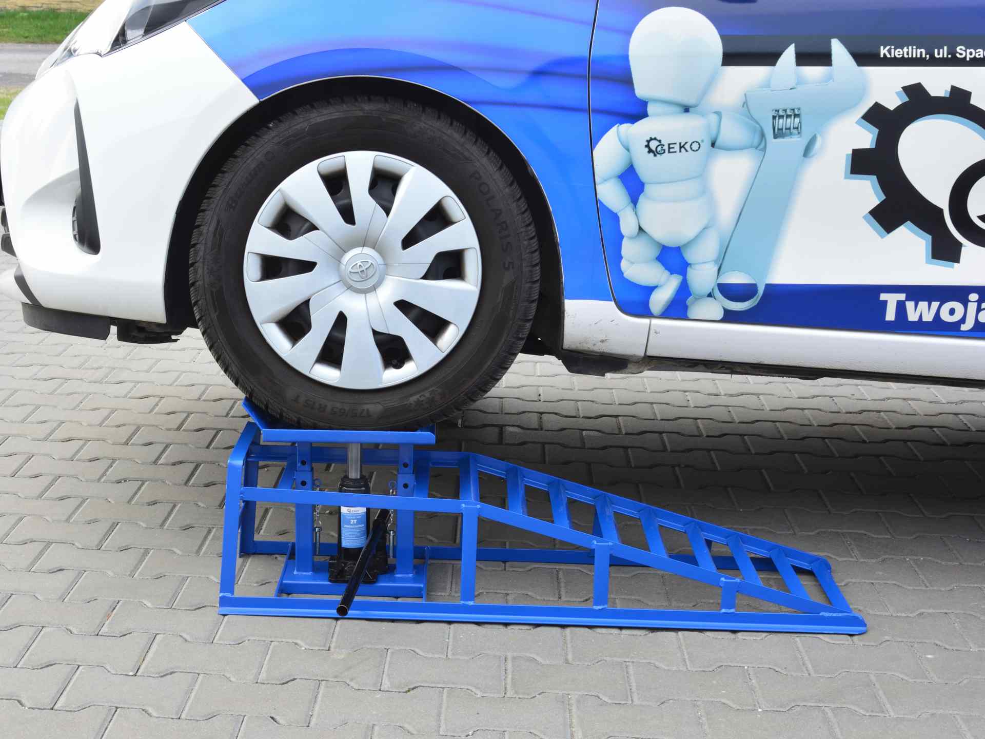Nájazdová rampa, s hydraulickým zdvihom, 2t, Geko