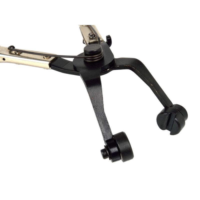 Zahnuté kliešte na pružinové spony v aute