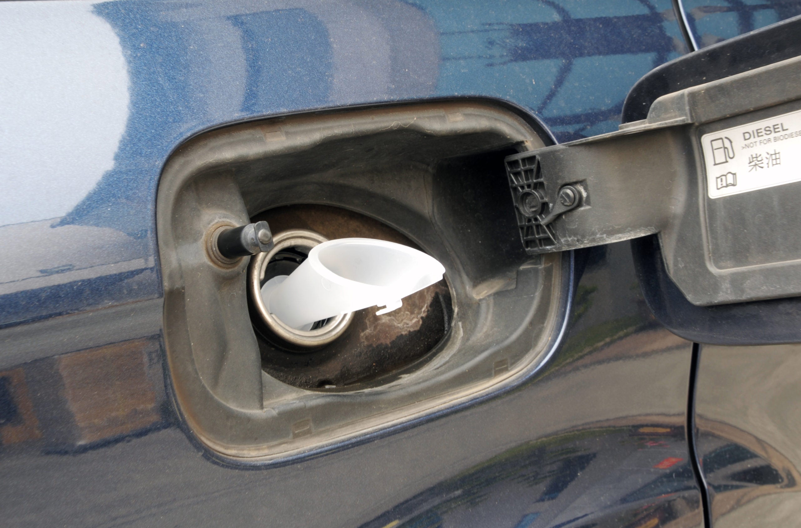 Lievik do nádrže na naftu