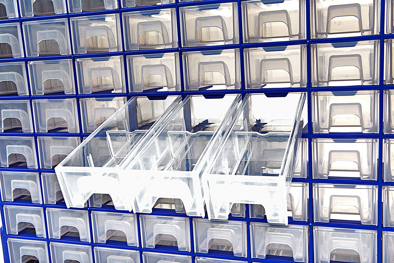 Plastový organizér s 38 zásuvkami