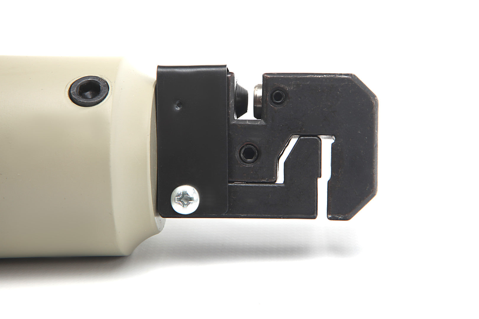 Pneumatický nástroj na falcovanie a dierovanie