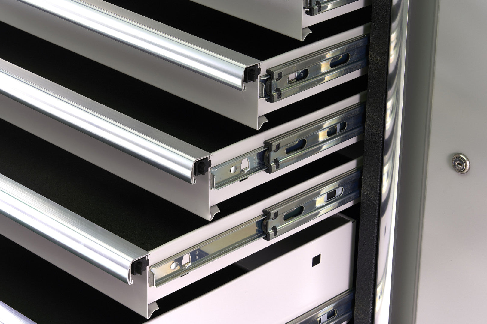 Dielenská skriňa s drevenou doskou a panelom 136cm HBM