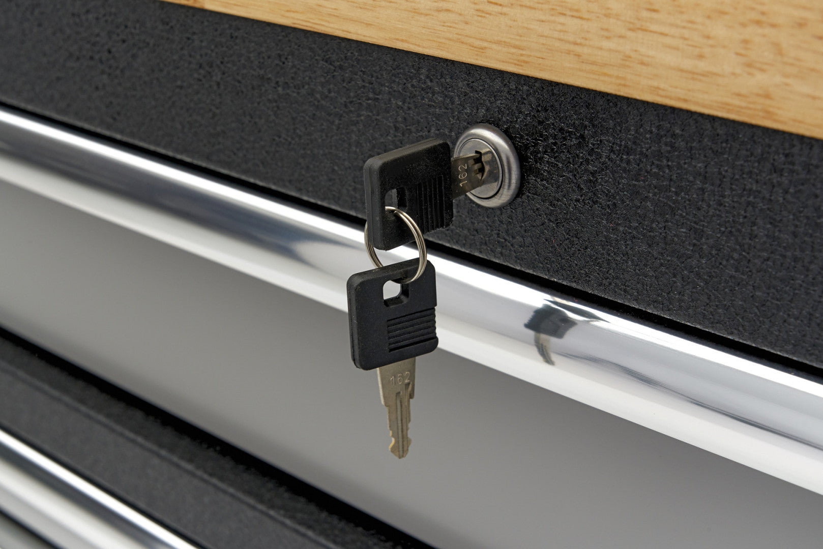 Profesionálny pracovný stôl so skrinkou na náradie, 136cm, 9 zásuviek HBM