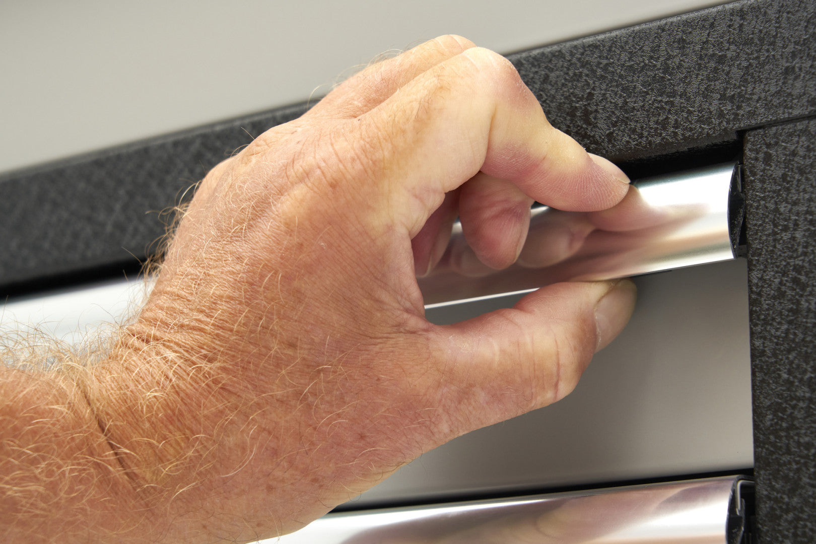 Profesionálny pracovný stôl, pojazdný, s 18 zásuvkami, 168cm, masívna drevená doska, zásuvka 220V / USB, HBM