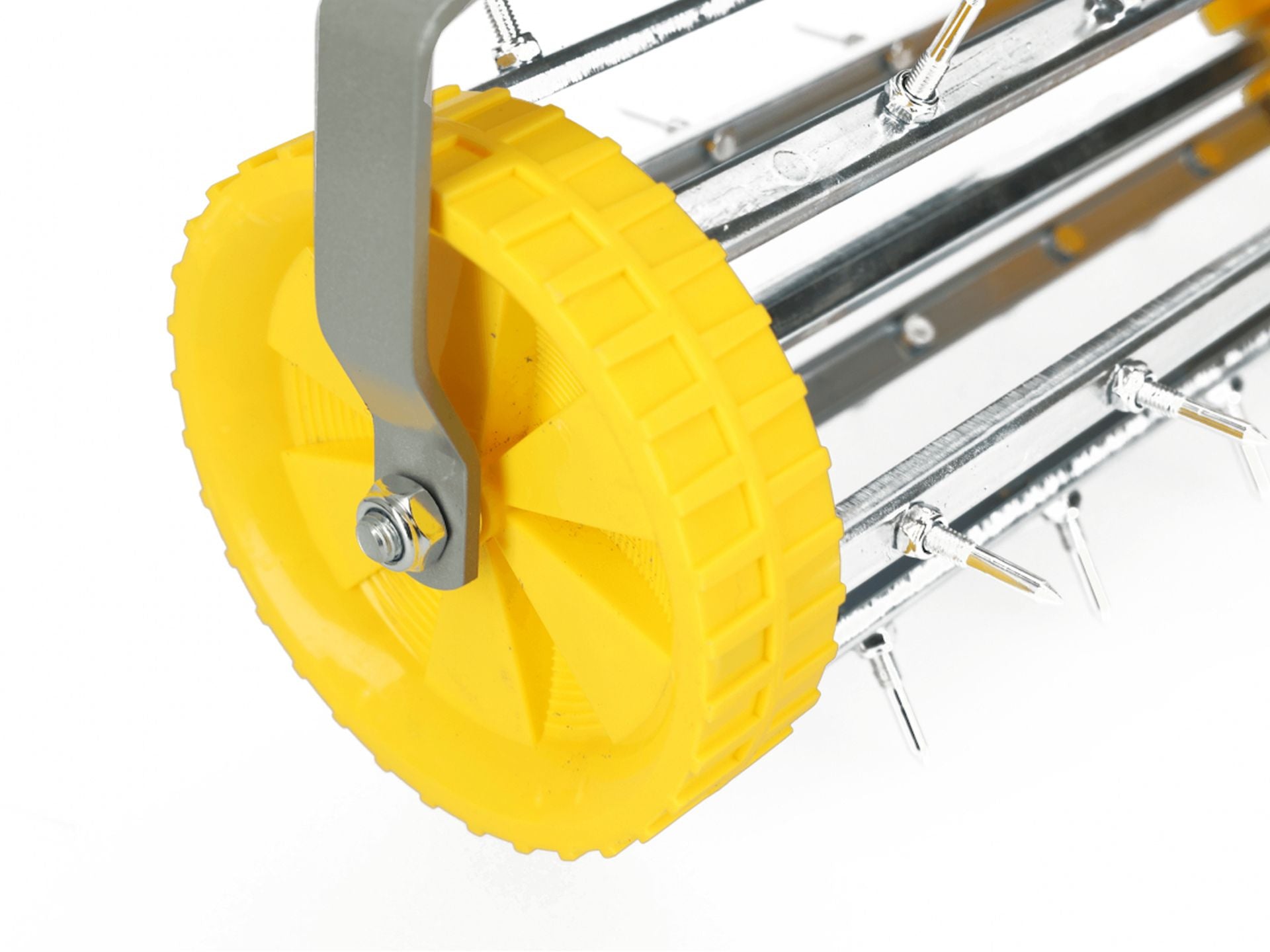 Vertikutátor s rotačným valcom a prevzdušňovačom trávnika geko