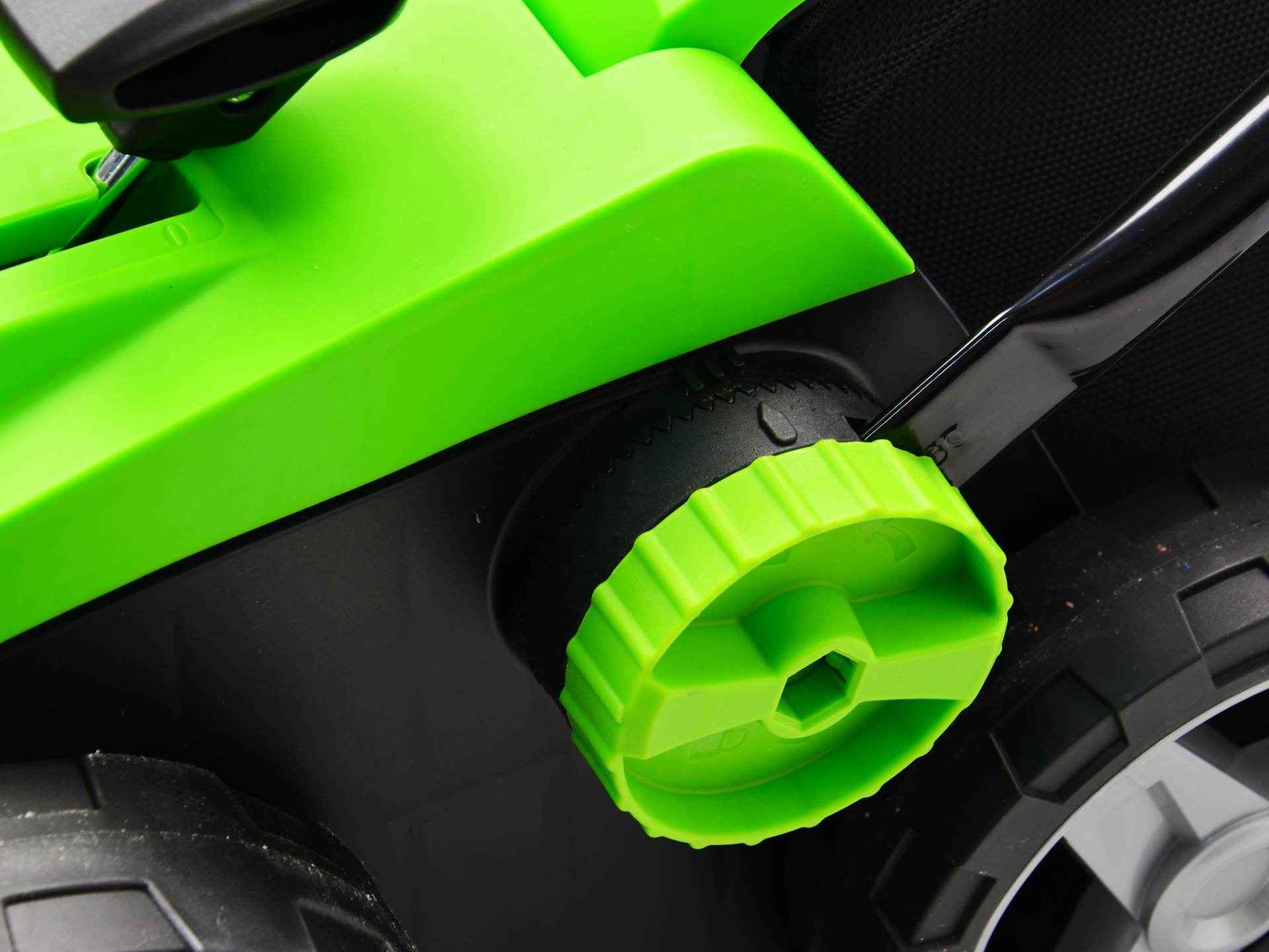 Elektrický vertikutátor a prevzdušňovač 2v1, 45l, 230V