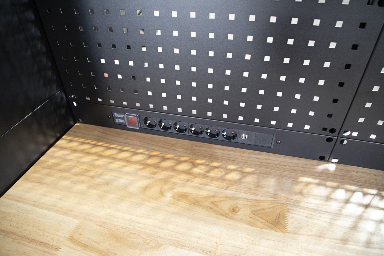 Zostava dielenského nábytku 10 dielov čierno-červená HBM