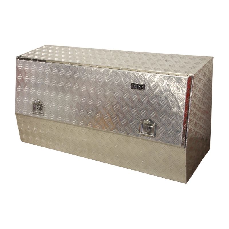 Skrinka s dvierkami na náradie z ryhovaného hliníka