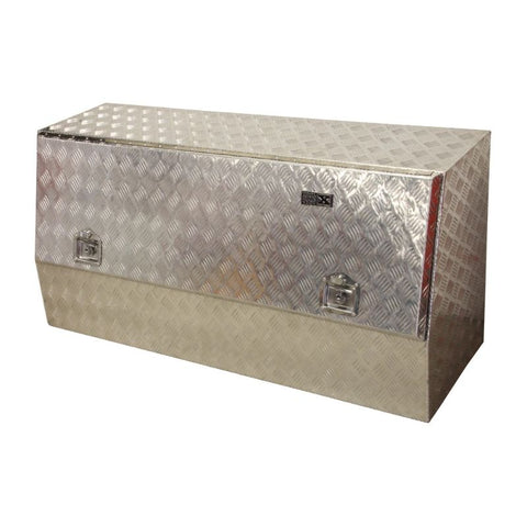 Skrinka s dvierkami na náradie z ryhovaného hliníka