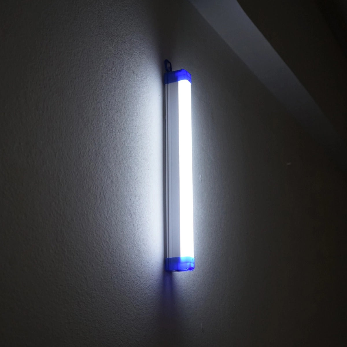 LED dielenská pracovná lampa 60W, 6500K, s magnetickým uchytením a nabíjateľným akumulátorom 3600mAh, 520 × 23 × 38mm, IP21
