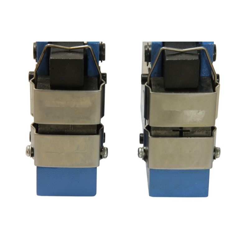 Stroj na spájanie a napínanie kovu