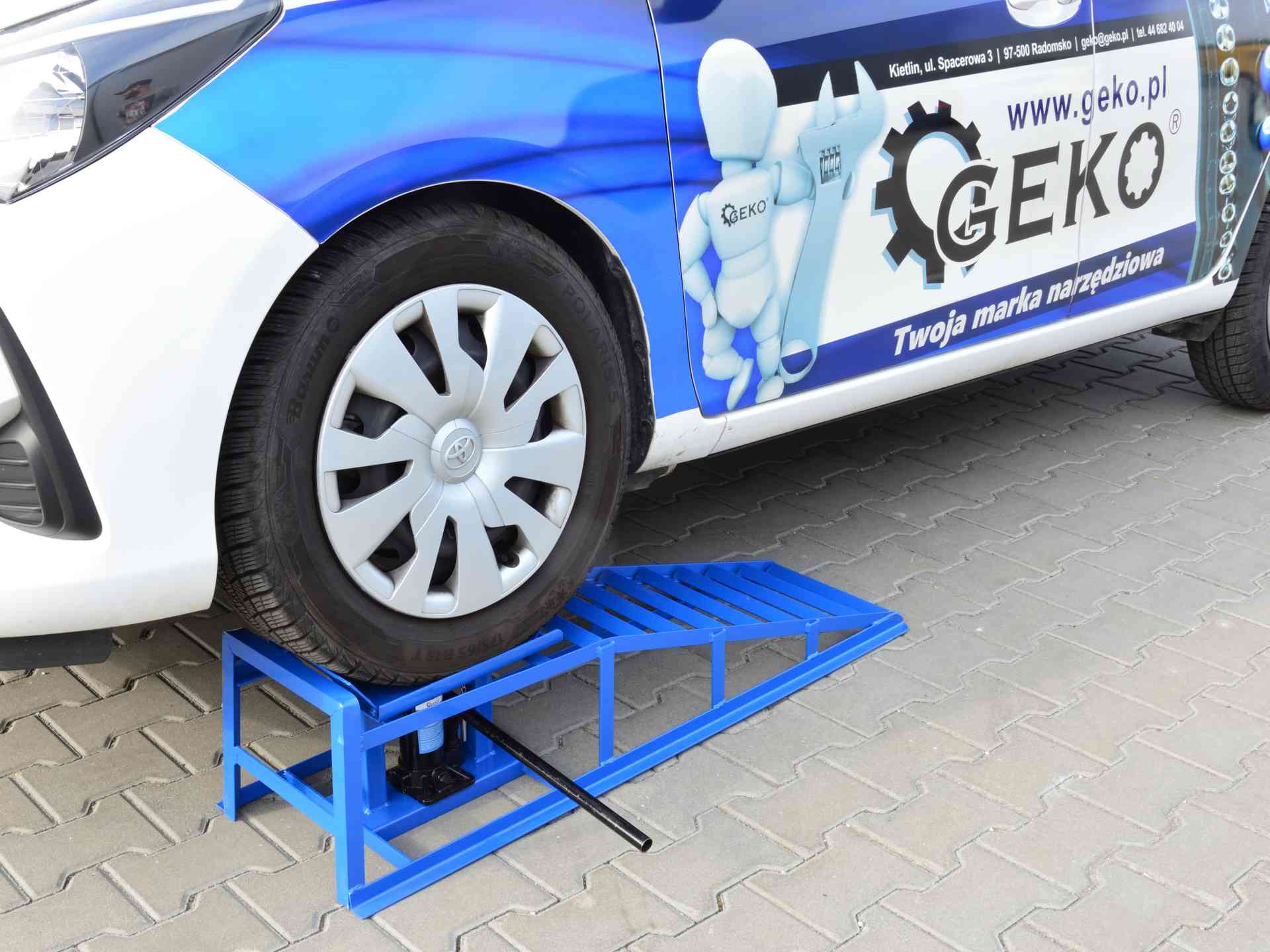 Nájazdová rampa, s hydraulickým zdvihom, 2t, Geko