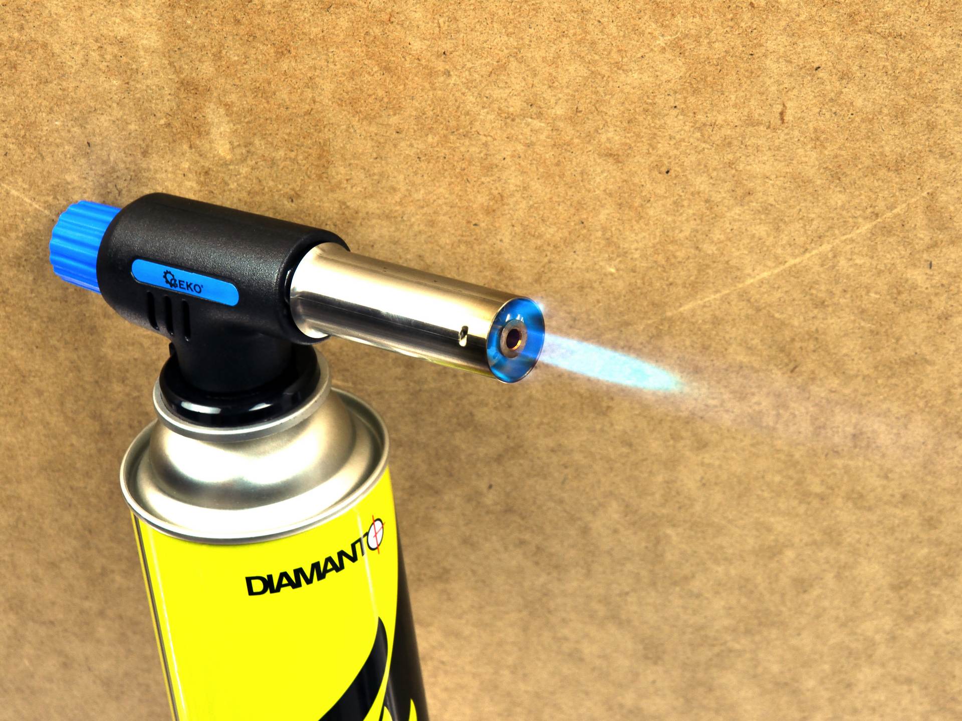 Prenosný plynový horák na plynové kartuše