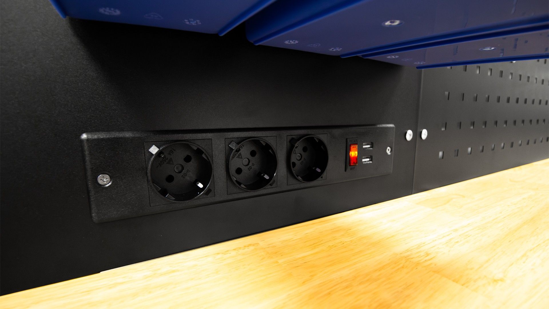 Profesionálny kovový pracovný stôl, 10 zásuviek, masívna drevená doska, LED osvetlený panel, zásuvky 230V, USB port, dĺžka 213cm